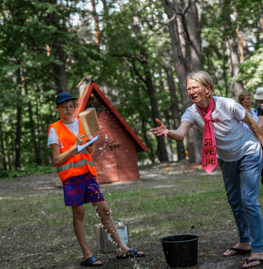Seniori piedalās sportiskās aktivitātēs