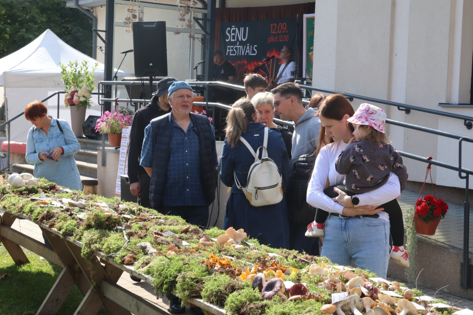 Zirās valda rosība – cilvēki bauda Sēņu festivāla piedāvājumu