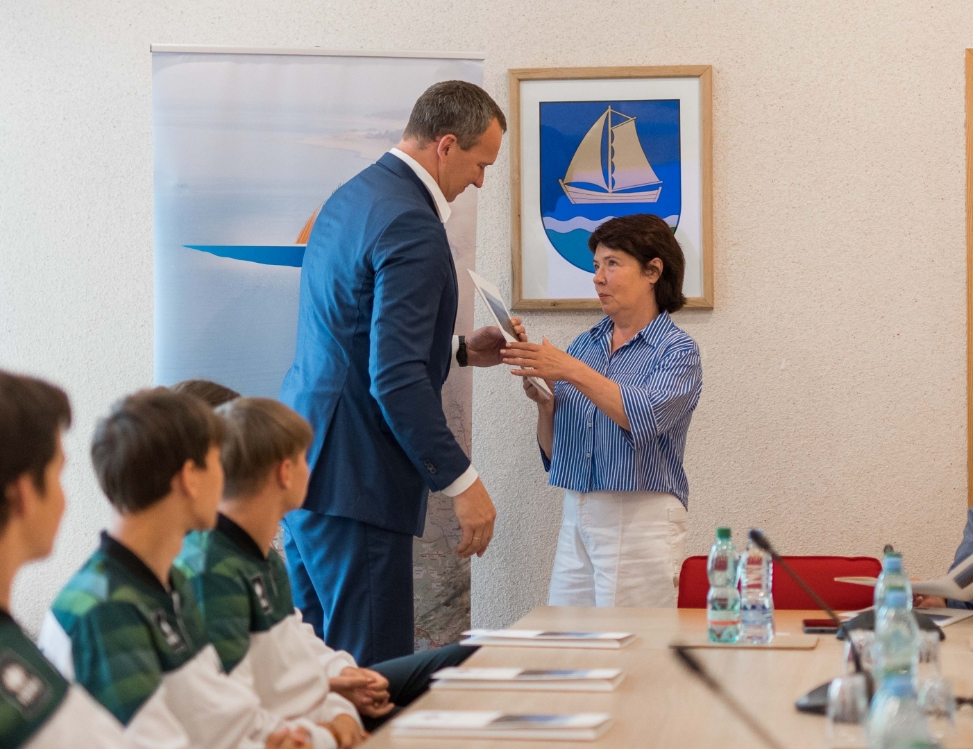 Domes priekšsēdētājs sveic sporta skolas direktori