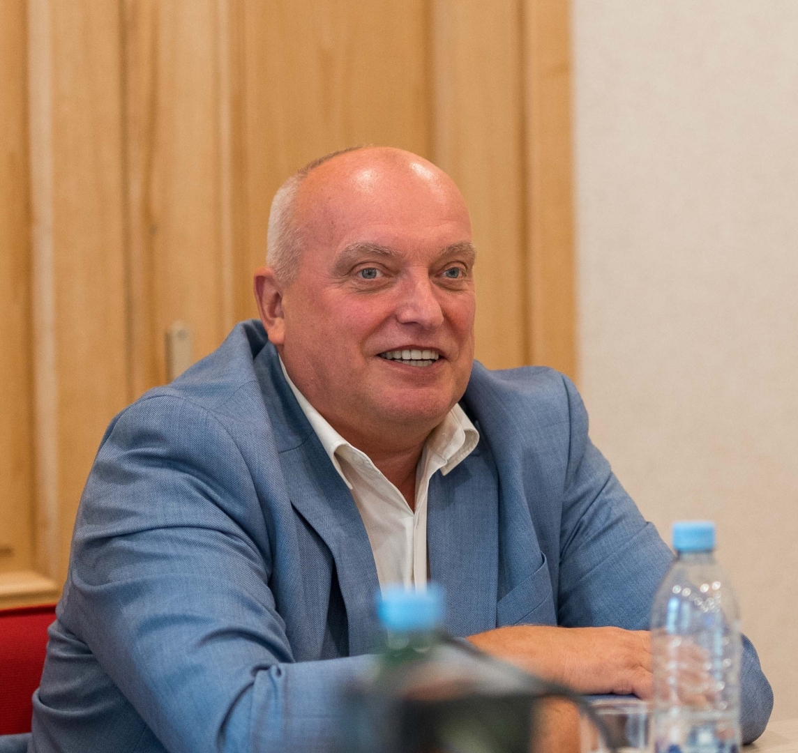 Domes priekšsēdētāja vietnieks sveic sportistus