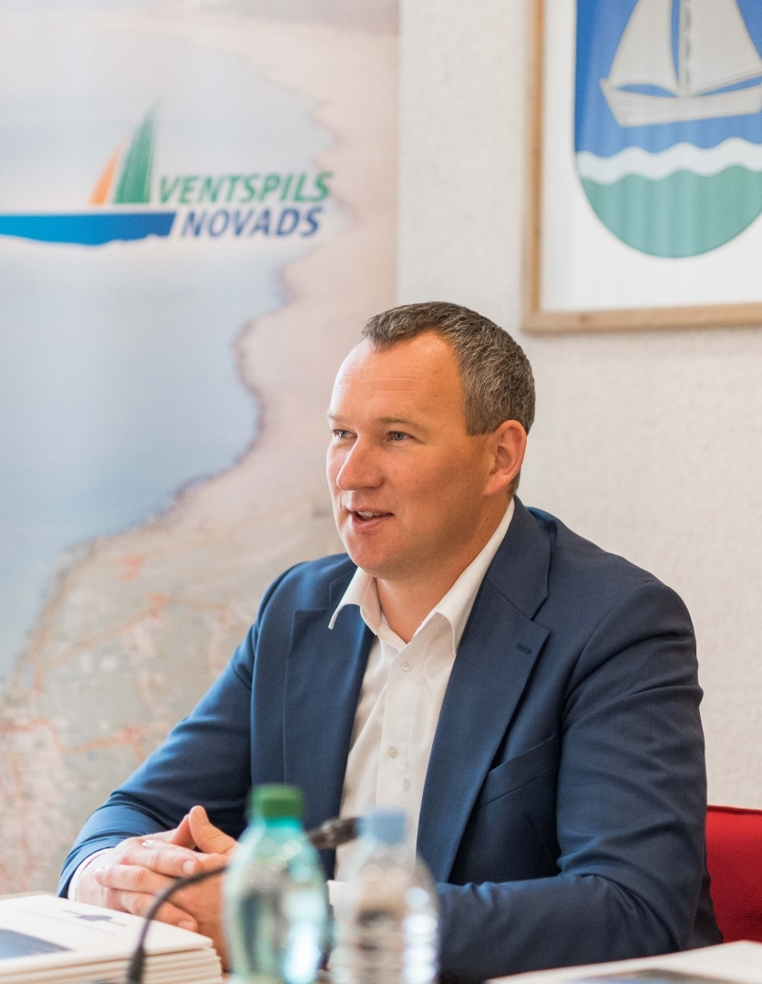 Domes priekšsēdētājs sviec sportistus