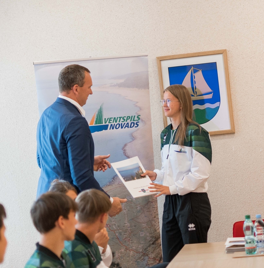 Domes priekšsēdētājs sveic sportistus