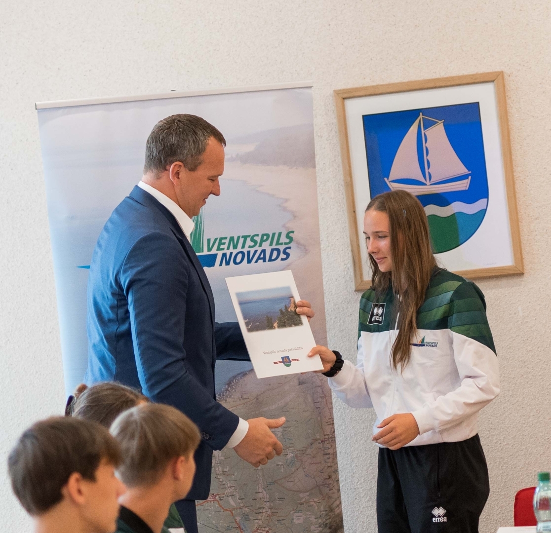 Domes priekšsēdētājs sveic sportistus