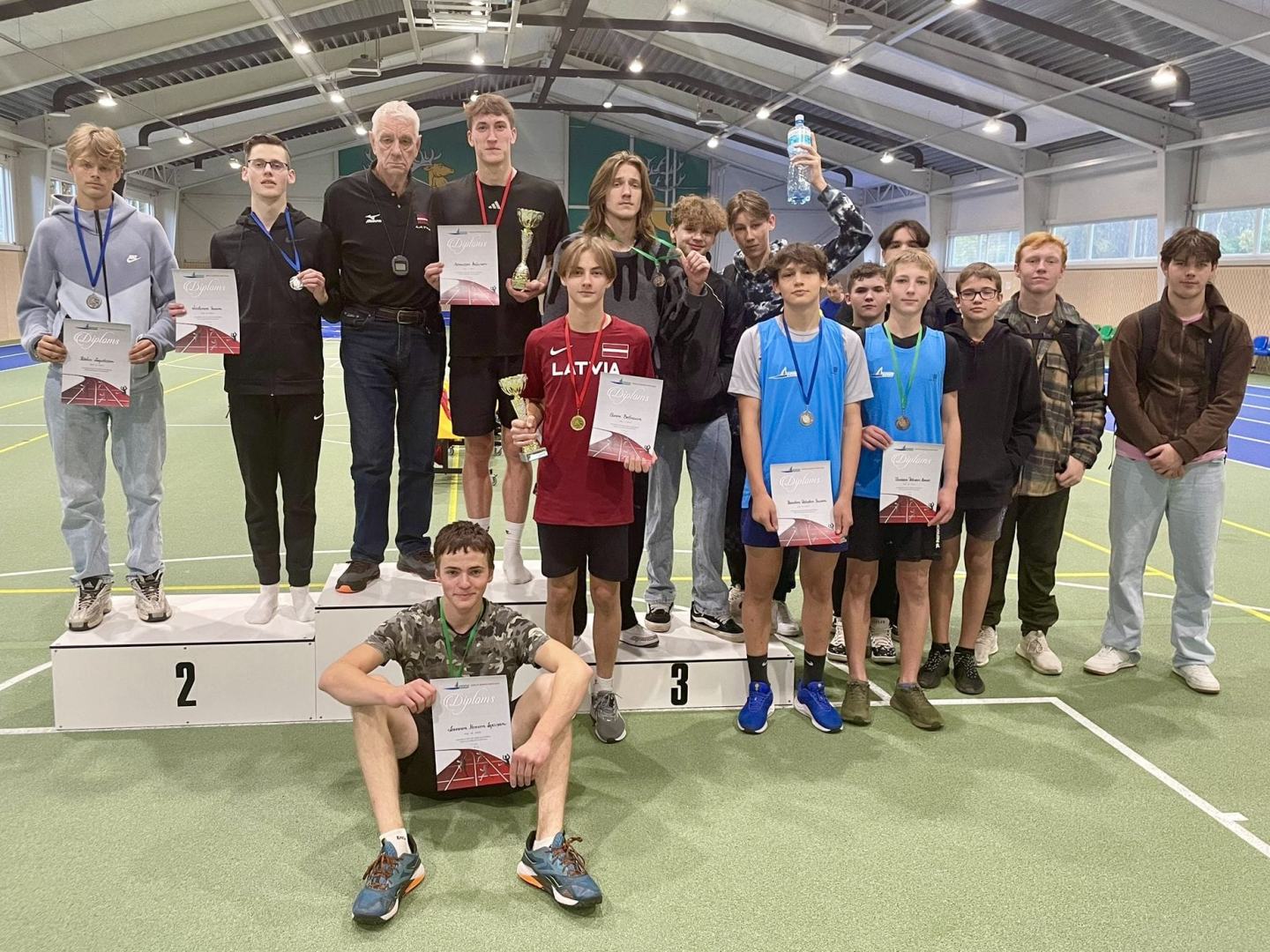 Sportisti ar diplomiem un medaļām