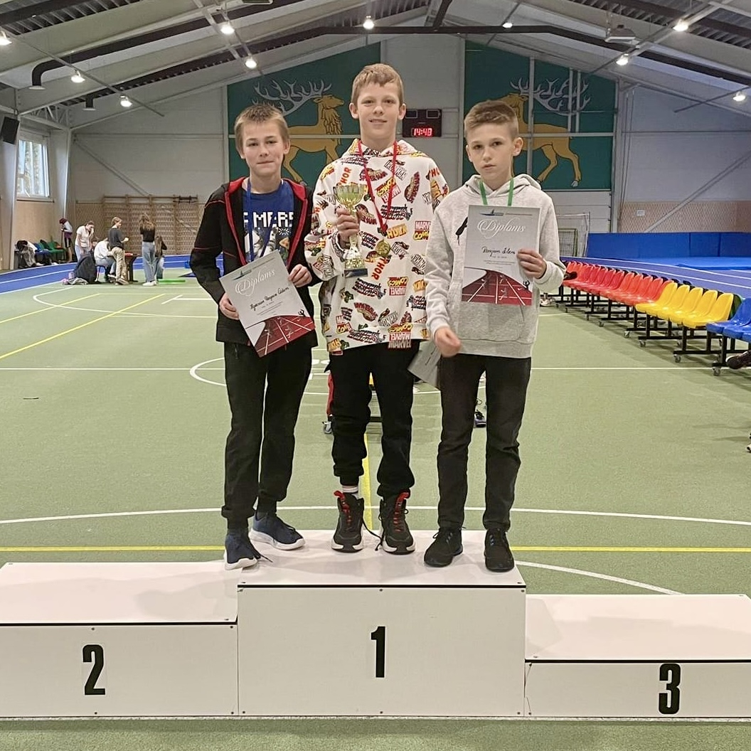 Sportisti ar diplomiem un medaļām