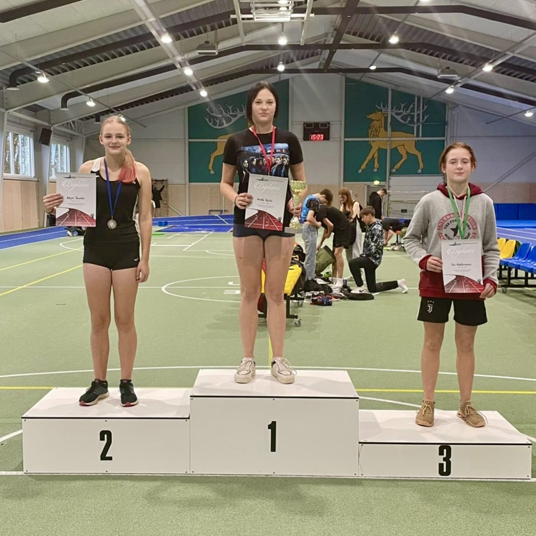 Sportisti ar diplomiem un medaļām