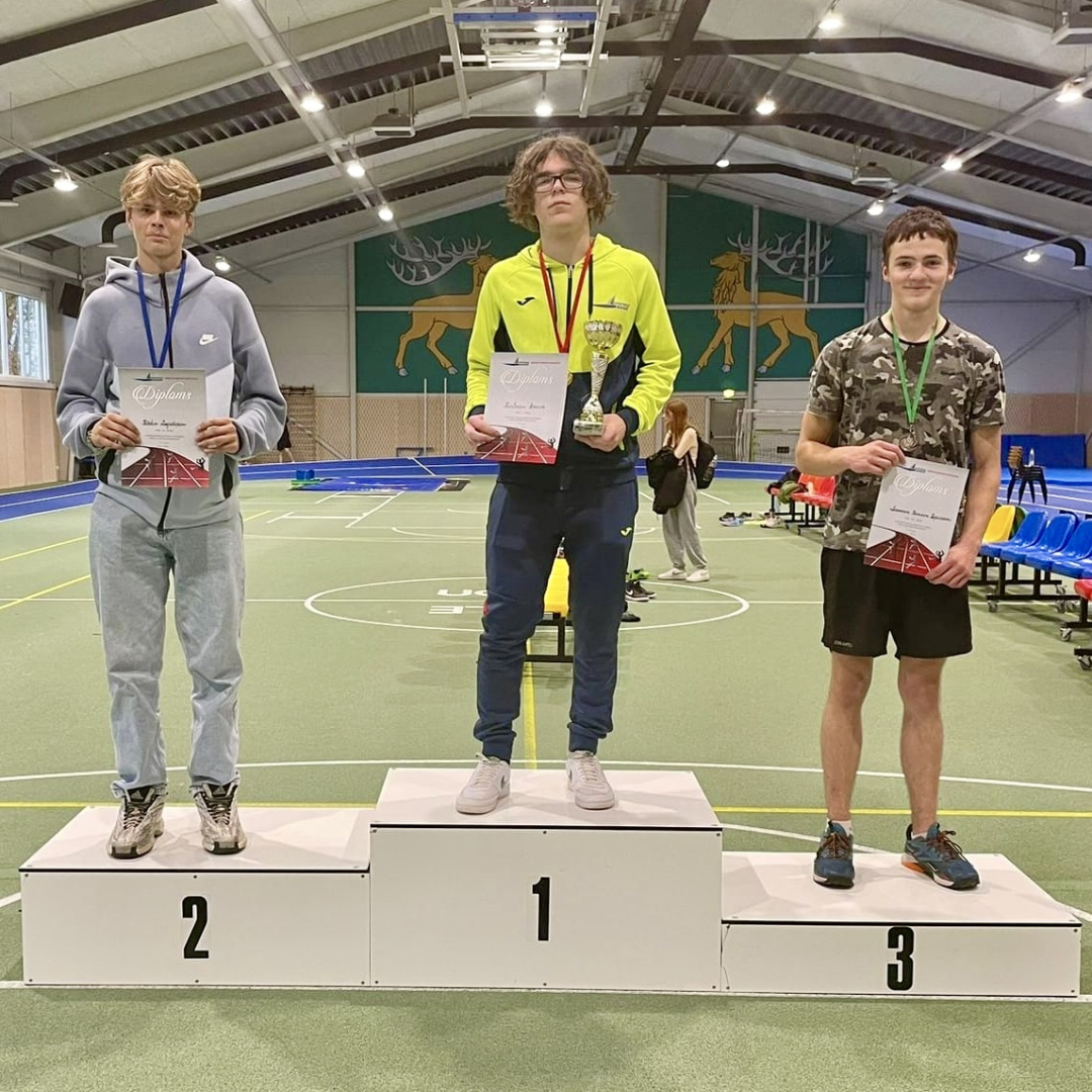 Sportisti ar diplomiem un medaļām