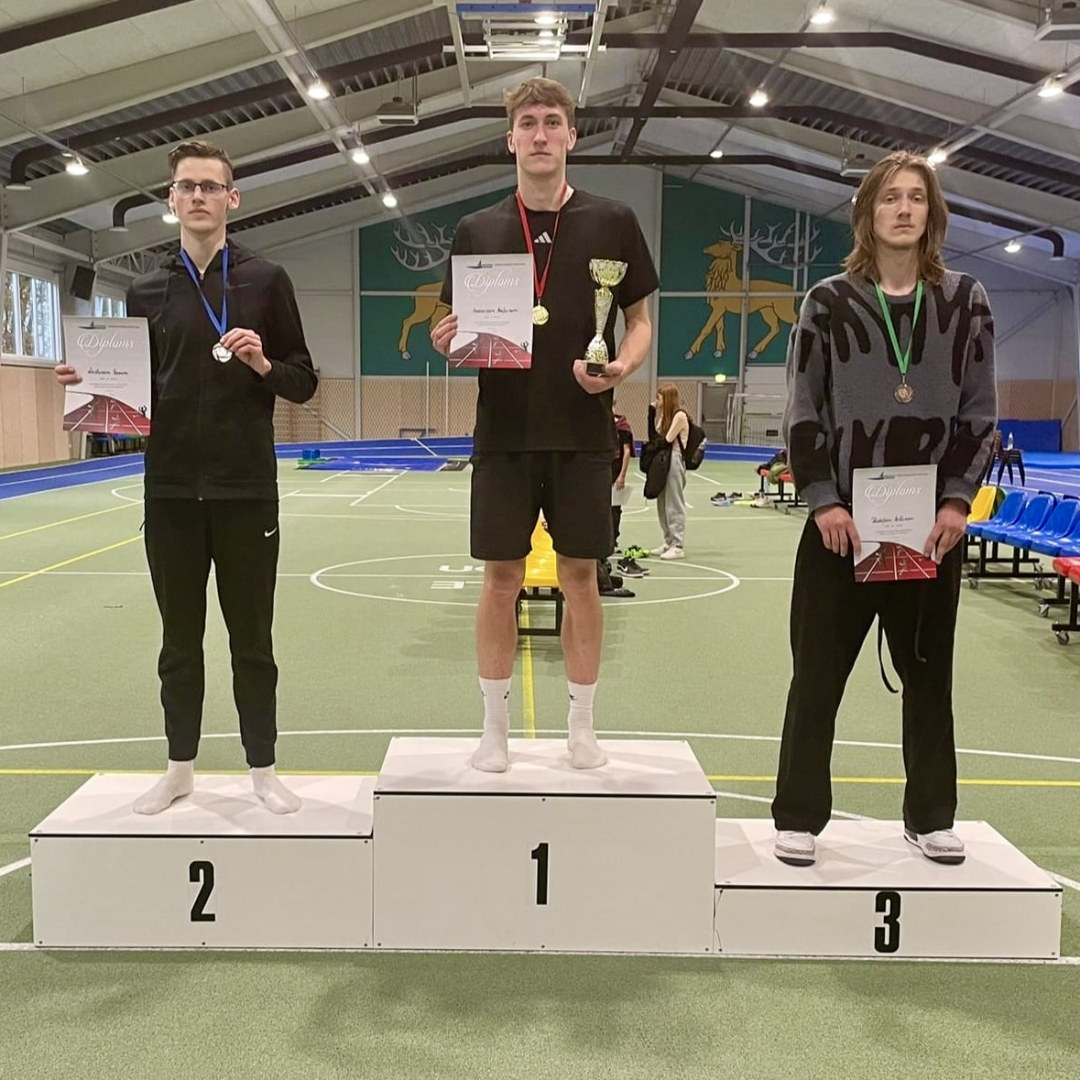 Sportisti ar diplomiem un medaļām