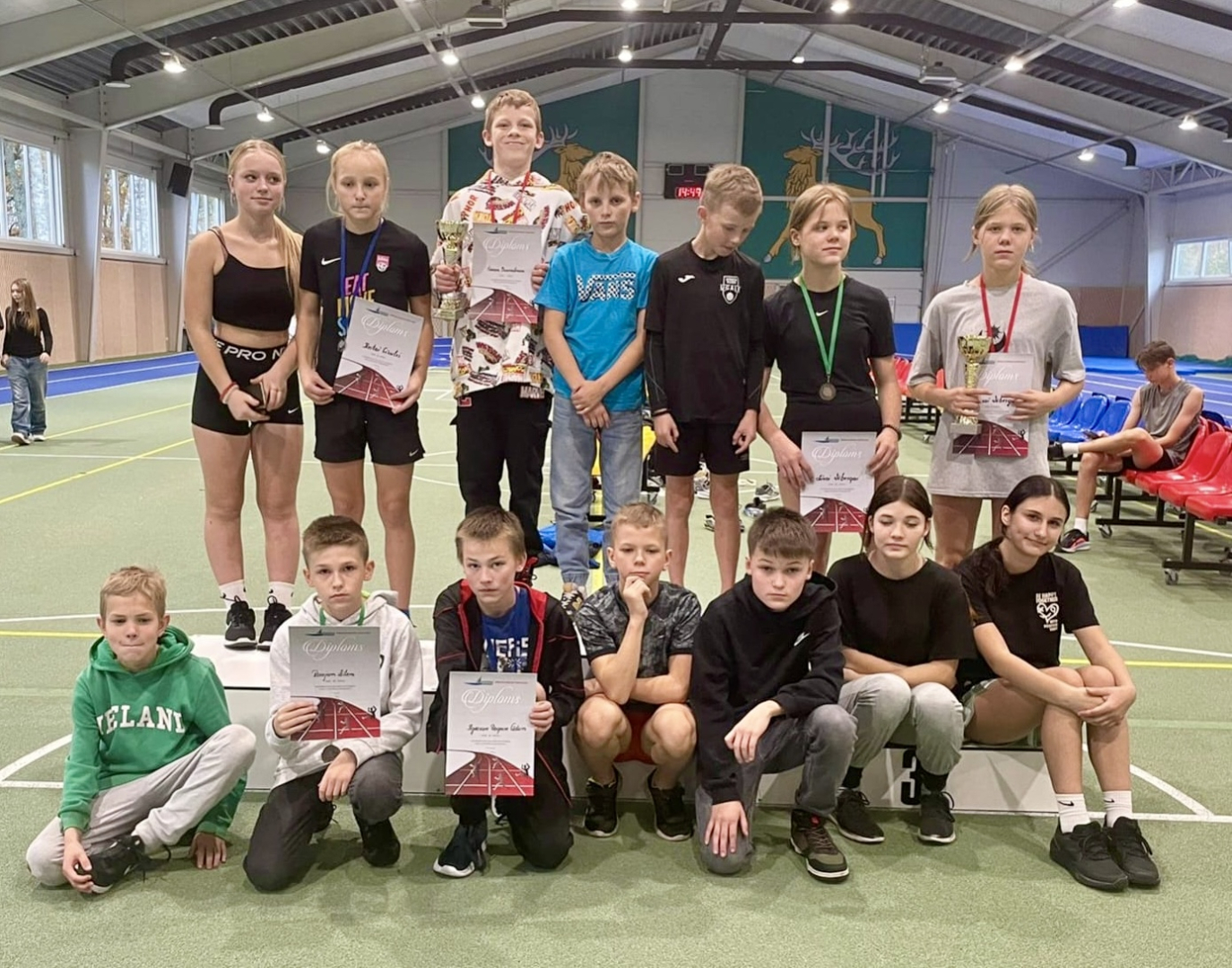 Sportisti ar diplomiem un medaļām