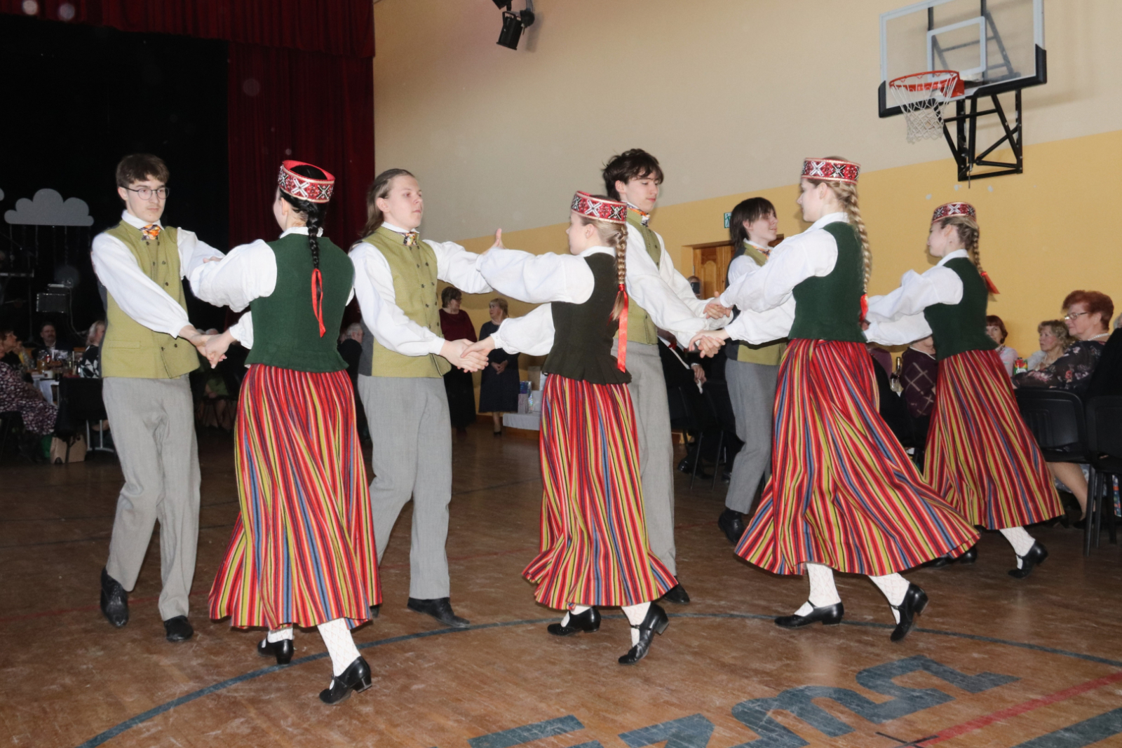 Jaunieši dejo