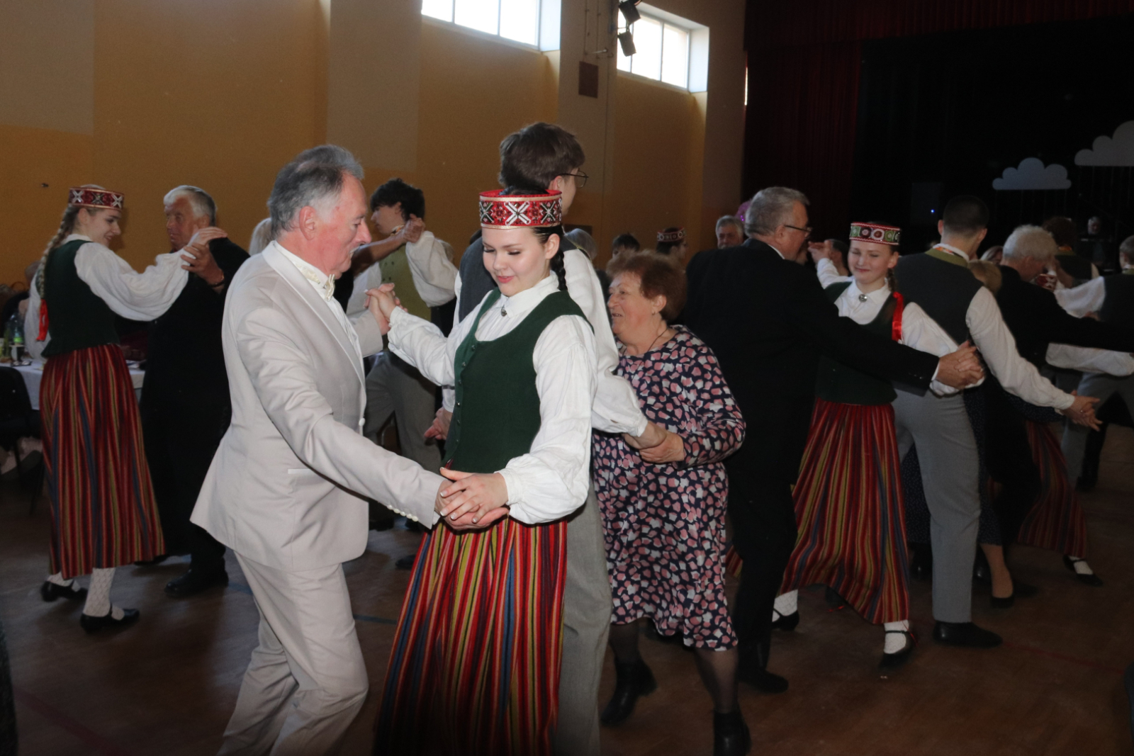 Jaunieši dejo ar senioriem