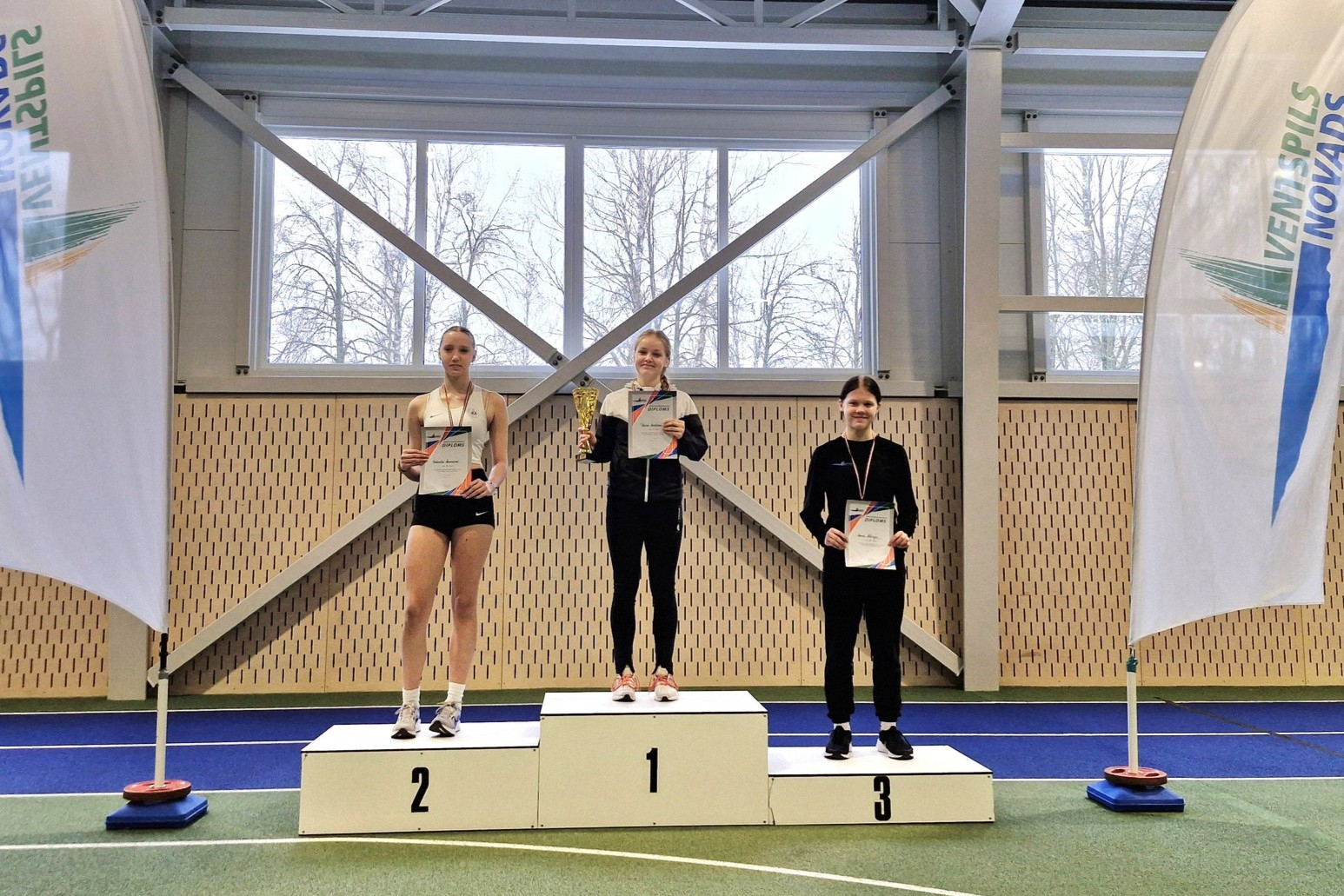 Tāllēkšanas meiteņu pjedestāls