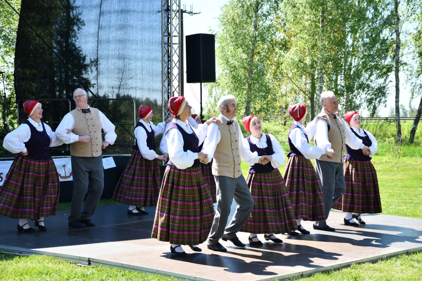 Pavasara gadatirgū uzstājās deju kolektīvi