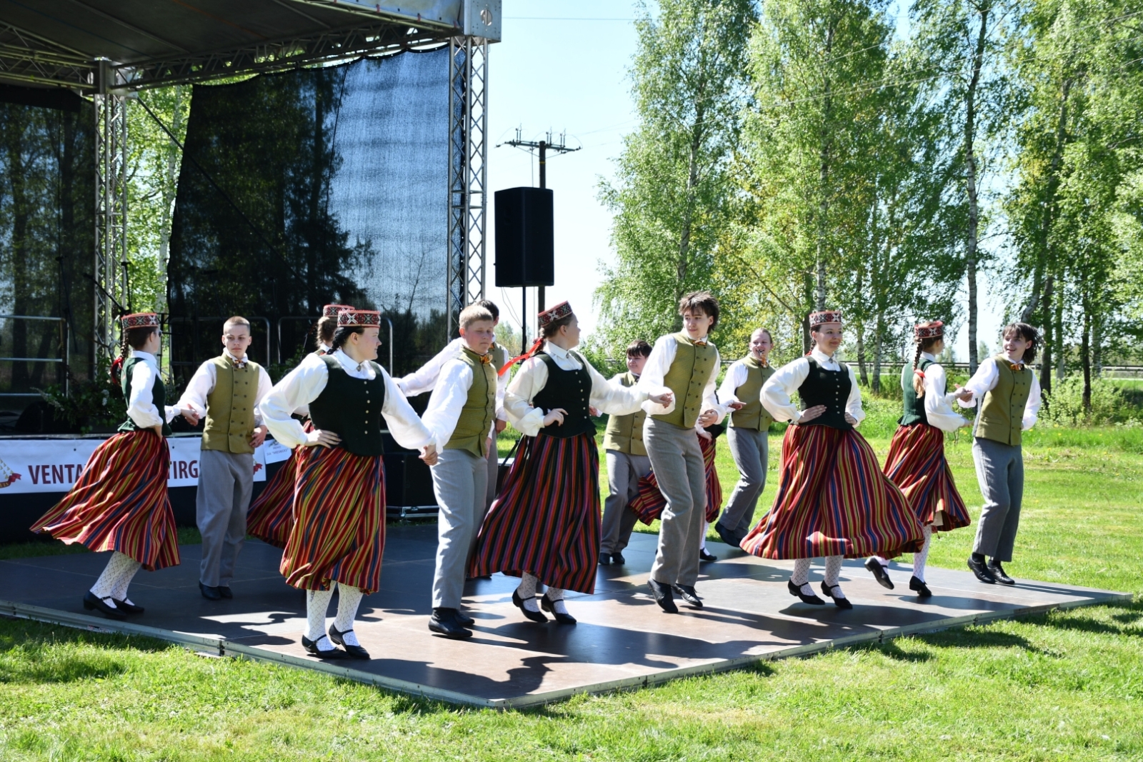 Pavasara gadatirgū uzstājās deju kolektīvi