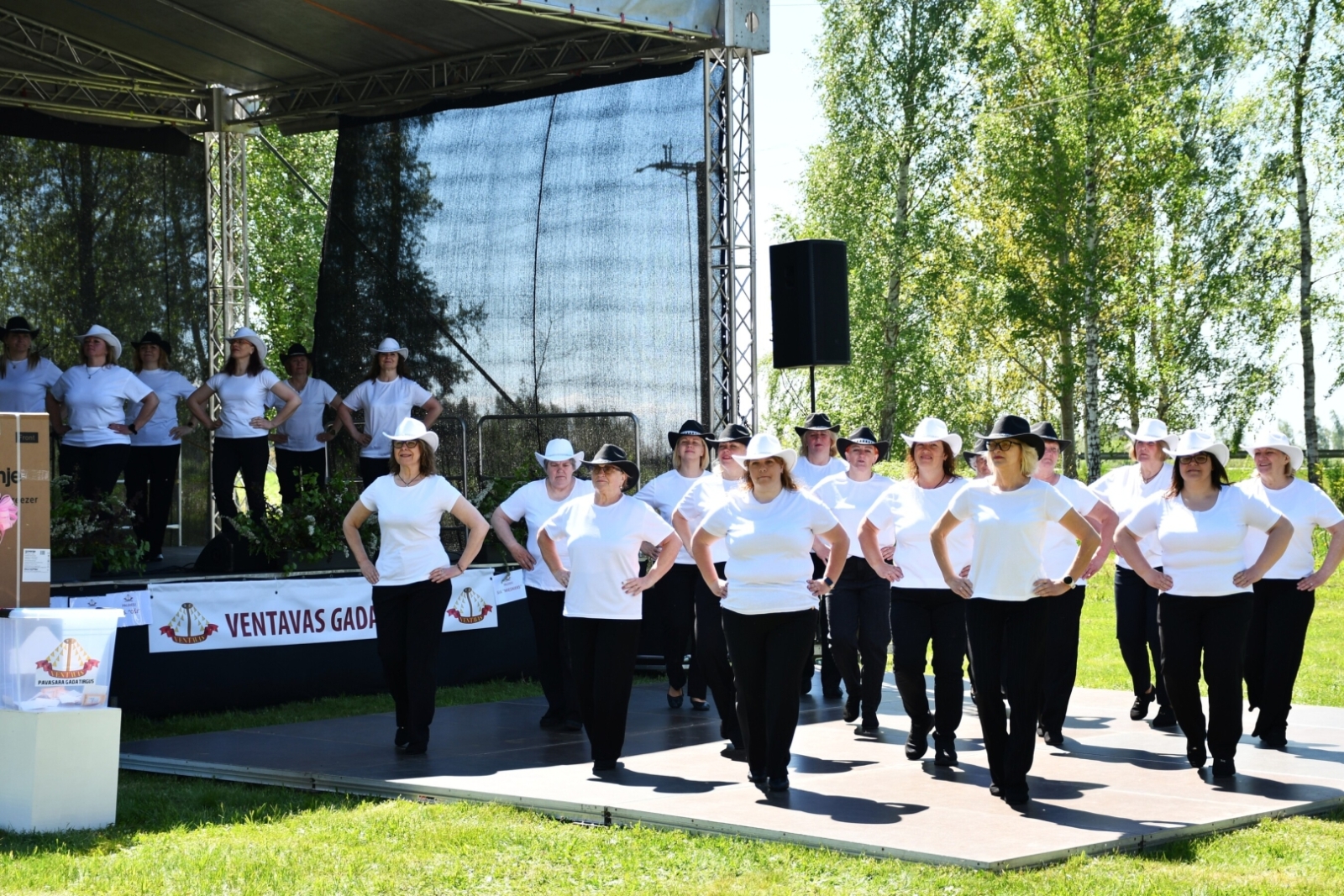 Saldus novada līnijdejotājas