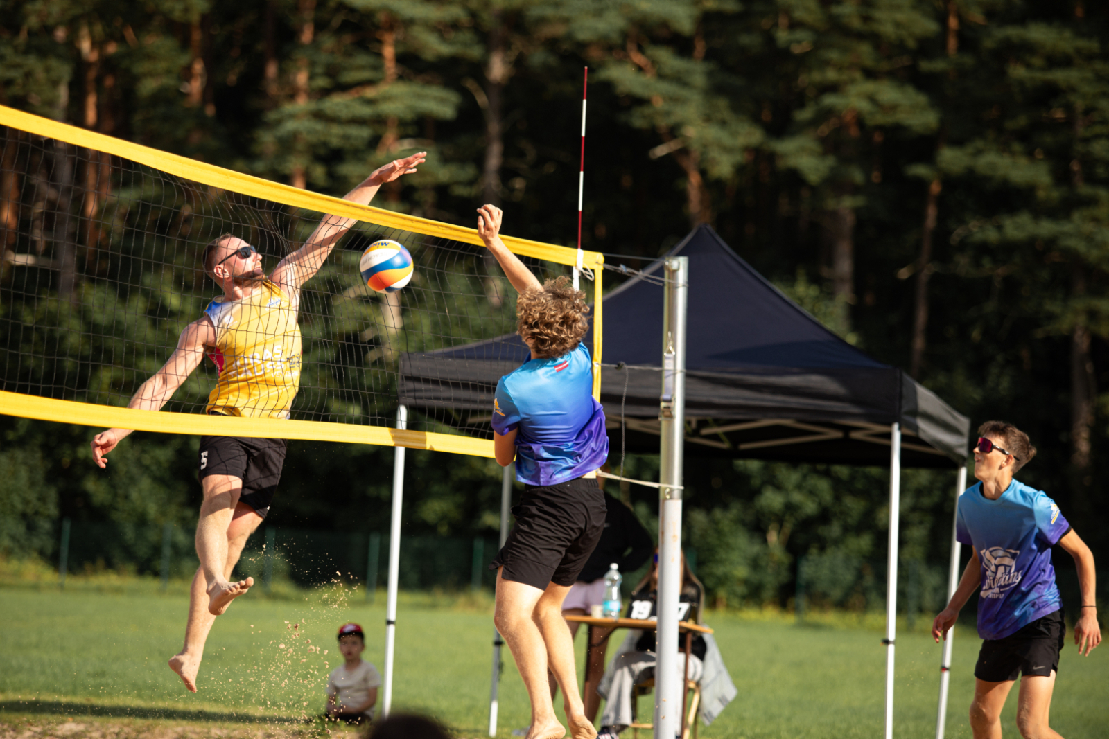 Vīriešu volejbola čempionāts rit pilnā sparā