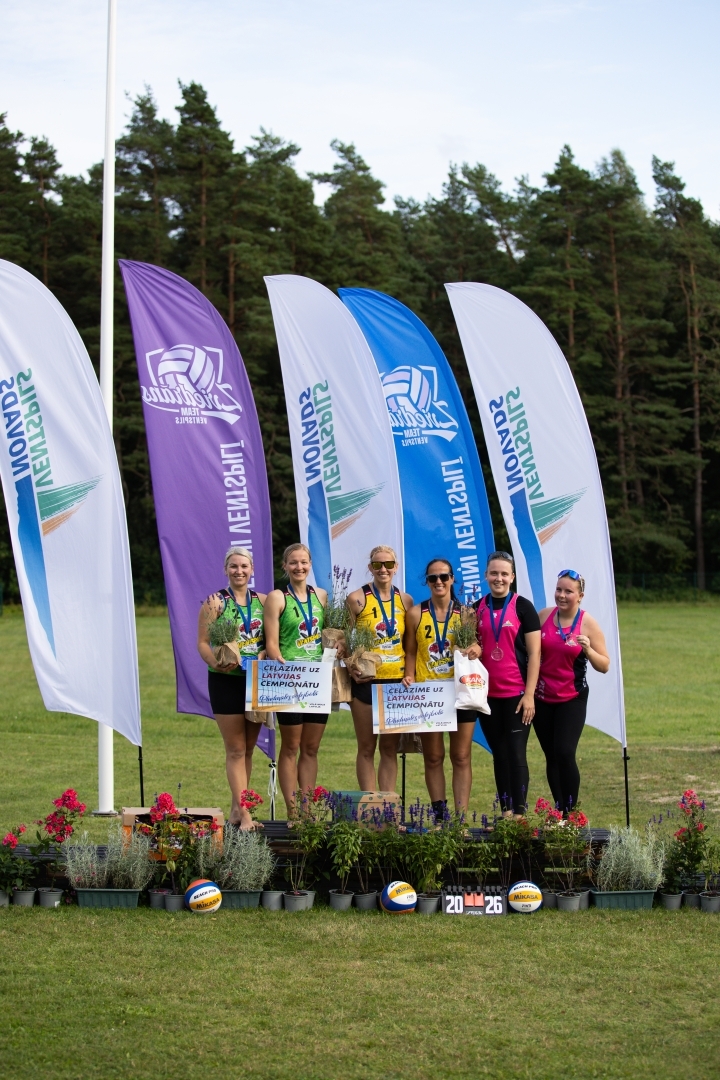 Ventspils novada čempionātā pludmales volejbolā sievietēm triumfē Žeimunde/Černuho