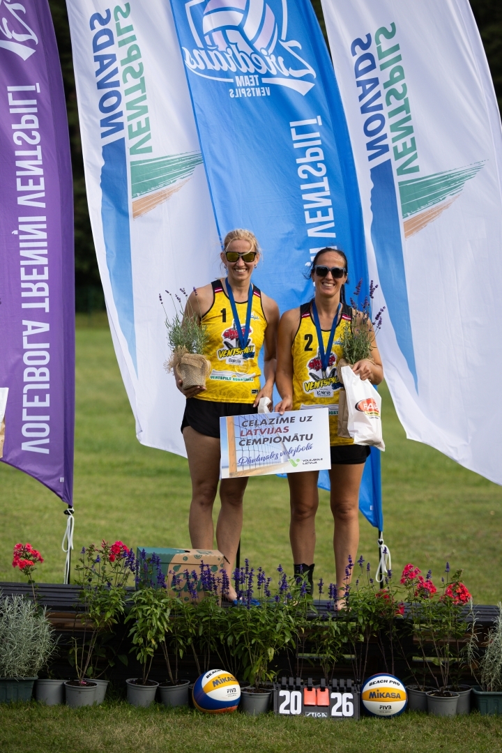Ventspils novada čempionātā pludmales volejbolā sievietēm triumfē Žeimunde/Černuho