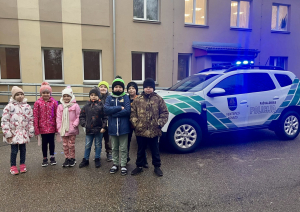 Zūru pamatskolas skolēni un policijas auto