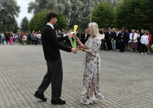 Skolēns dāvina puķes skolotājai