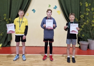 400m metru skrējiena zēnu apbalvošana