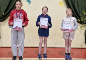 400m metru skrējiena meiteņu apbalvošana