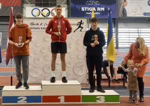 Sportisti ar kausiem
