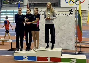 Sportisti ar kausiem