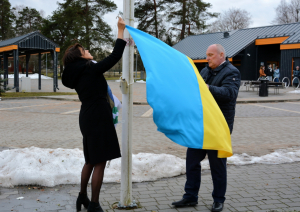 Tiek pacelts Ukrainas karogs