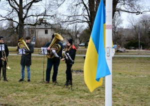 Ukrainas karogs un fonā pūtēji