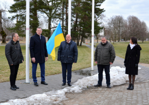 Cilvēki un Ukrainas karogs