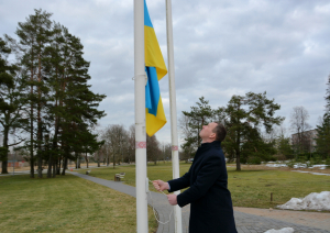 Tiek pacelts Ukrainas karogs