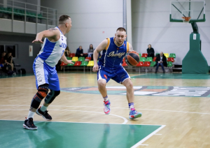 Spēlē basketbolu
