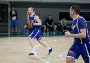 Spēlē basketbolu