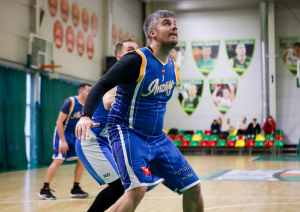 Spēlē basketbolu