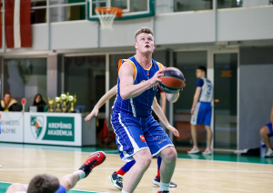 Spēlē basketbolu