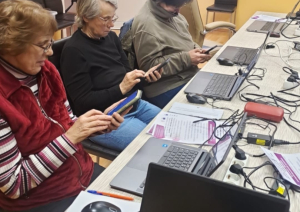 Seniori darbojas ar telefoniem
