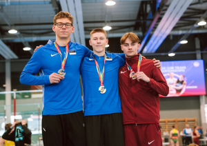 Jaunie sportisti uz pjedestāla 