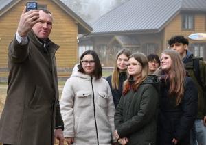 Priekšsēdētājs taisa fotogrāfiju ar jauniešiem
