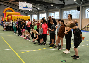 Ugālē savākušās ģimenes uz sporta dienu