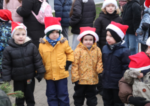 Bērni satuntulējušies gaida Ziemassvētku vecīti
