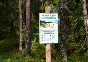 Informatīvā zīme par aizsargājamo kāpu teritoriju