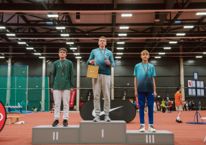 Jaunie sportisti uz pjedestāla 