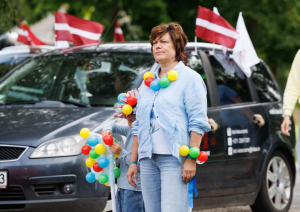 Dalībnieki klausās spēles noteikumus