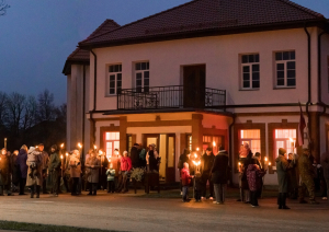 Iedzīvotāji pulcējās pie Piltenes kultūras nama