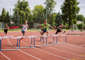Sportisti lec pāri barjerām