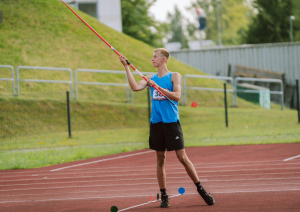 Sportists ar kārti