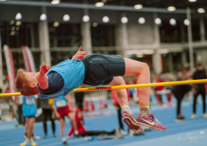 Sportists lec pāri barjerai