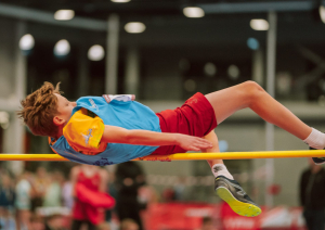Sportists lec pāri barjerai