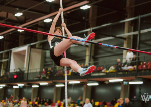 Sportists lec ar kārti